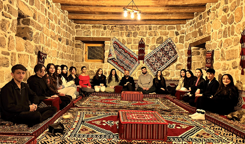 Çukurca'daki Dengbej evinde öğrenciler ağırlandı