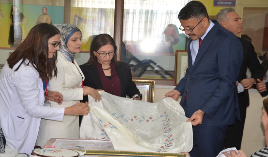 Vali Ali Çelik, Yüksekova'da Aile Destek Merkezi'ni ziyaret etti