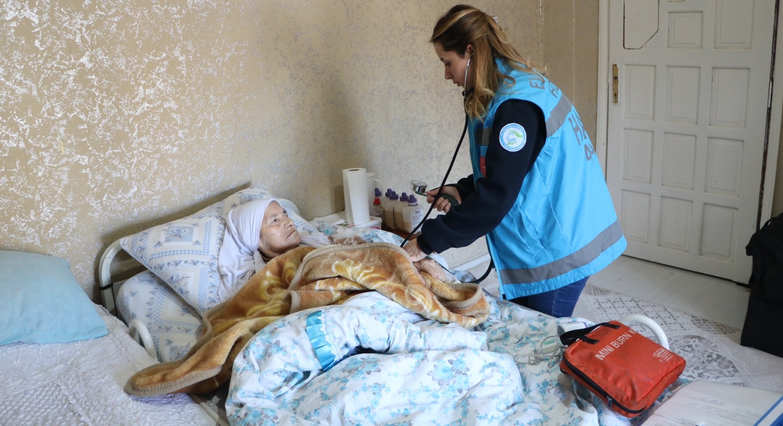 Yüksekova'da 400 kişiye evde sağlık hizmeti veriliyor