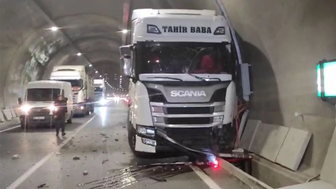 Hakkari-Yüksekova Karayolunda Tır Kazası