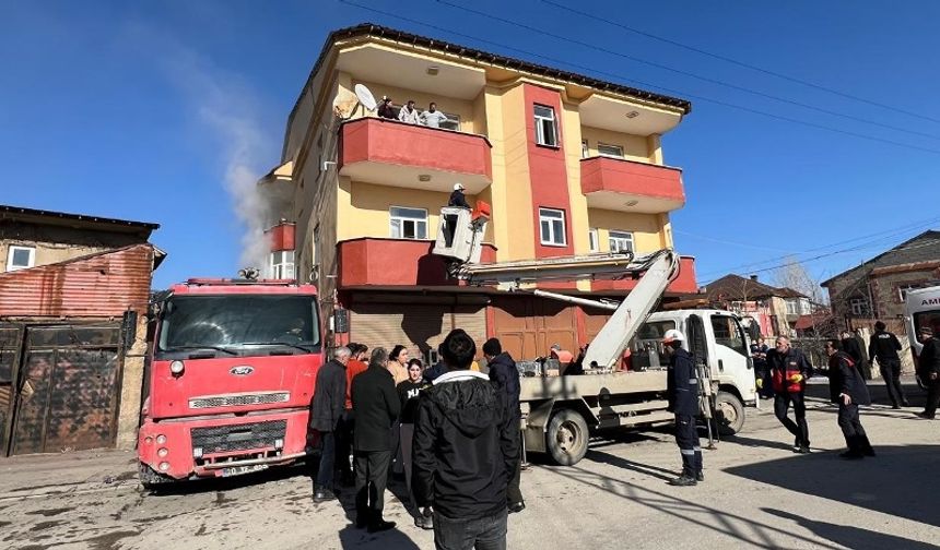 Hakkari'de yangın: Dumandan etkilenen 7 kişi kurtarıldı