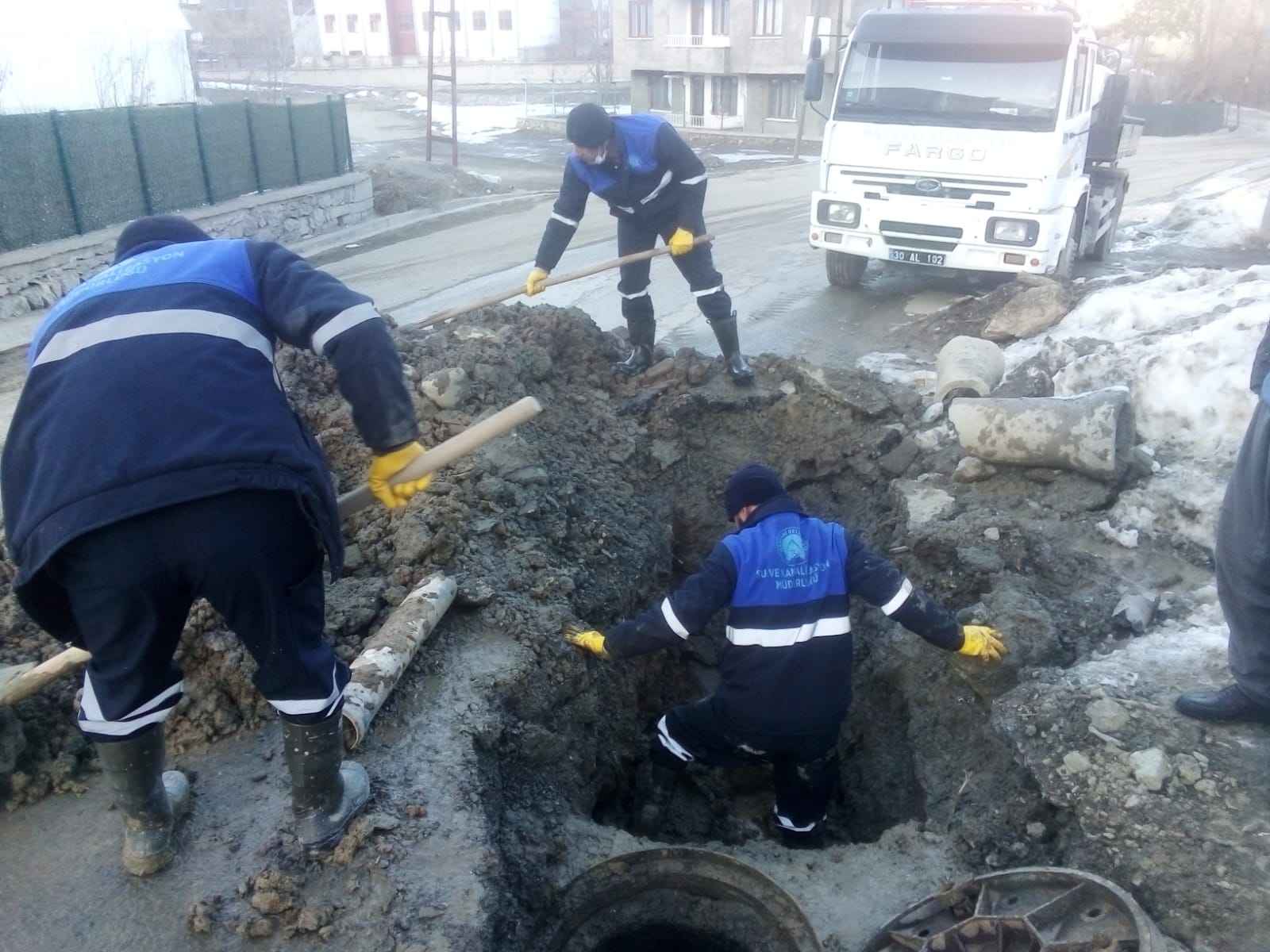 Hakkari'de Dondurucu Soğukta arıza çalışması!
