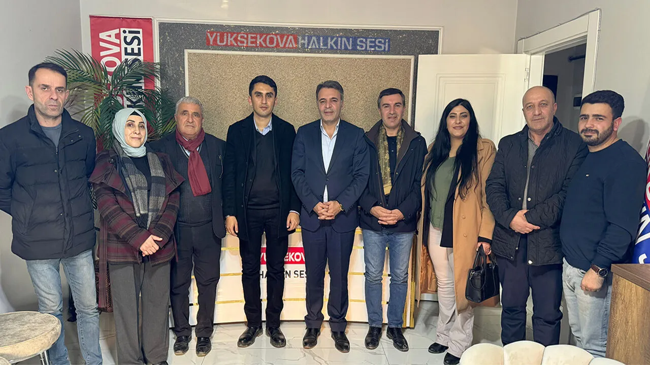Milletvekili Parlak ve DEM Parti ilçe yönetimi Yüksekova Halkın sesi gazetesini ziyaret etti