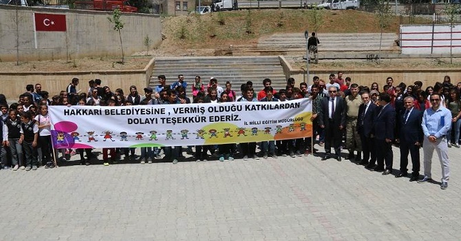 Hakkari'de Okullara Spor Malzemesi Dağıtıldı