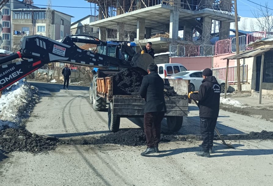 Hakkari’de tahrip olan yollar onarılıyor