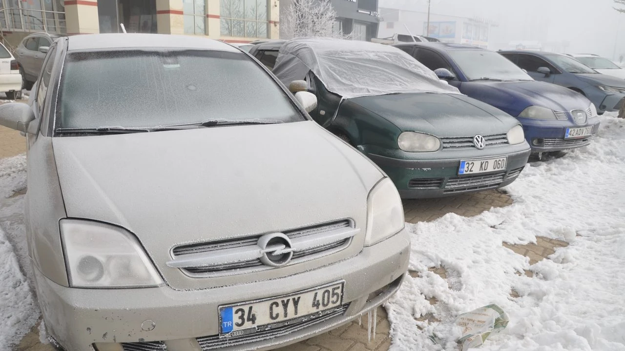 Yüksekova'da araçlar buz tuttu