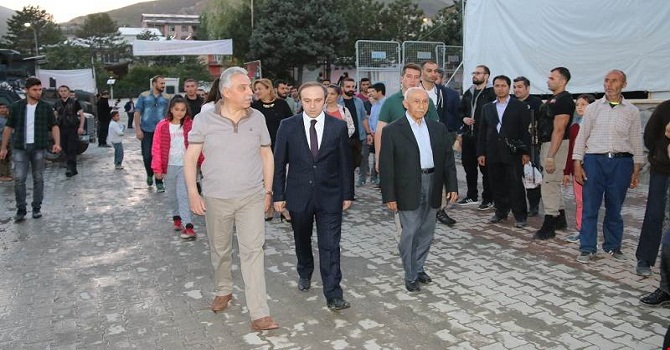 Vali Toprak iftarını vatandaşlarla birlikte açtı!