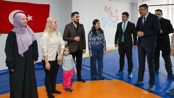 Hakkari Valisi Çelik’ten Spor Merkezine ziyaret