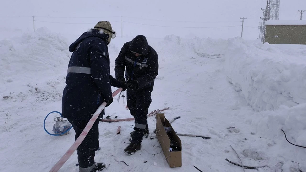 Kar yağışı enerji hattına zarar verdi, birçok köy elektriksiz kaldı