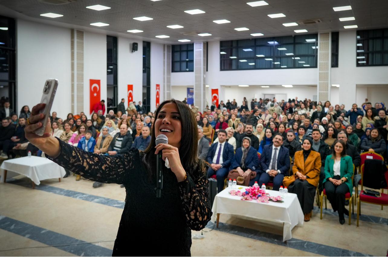 Eğitimci-Yazar Dilek Cesur, Hakkârililerle Buluştu