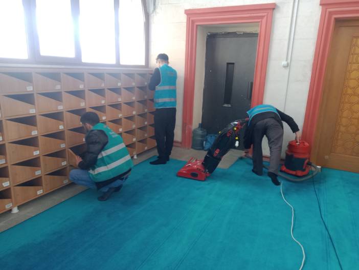 Hakkari'deki Hükümlüler, Cami ve Taziye Evlerini Temizlendi