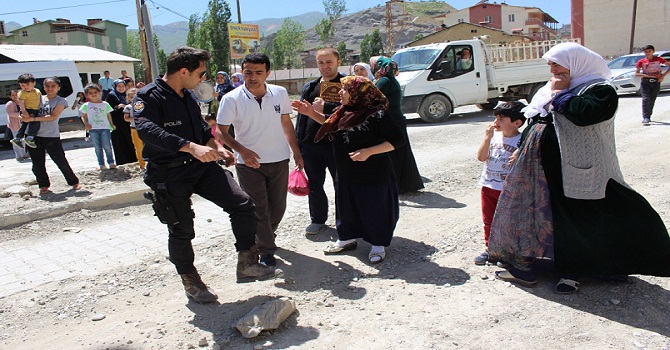 Hakkari'de vatandaşların toz isyanı! Hakkari-Van karayolunu trafiğe kapattılar