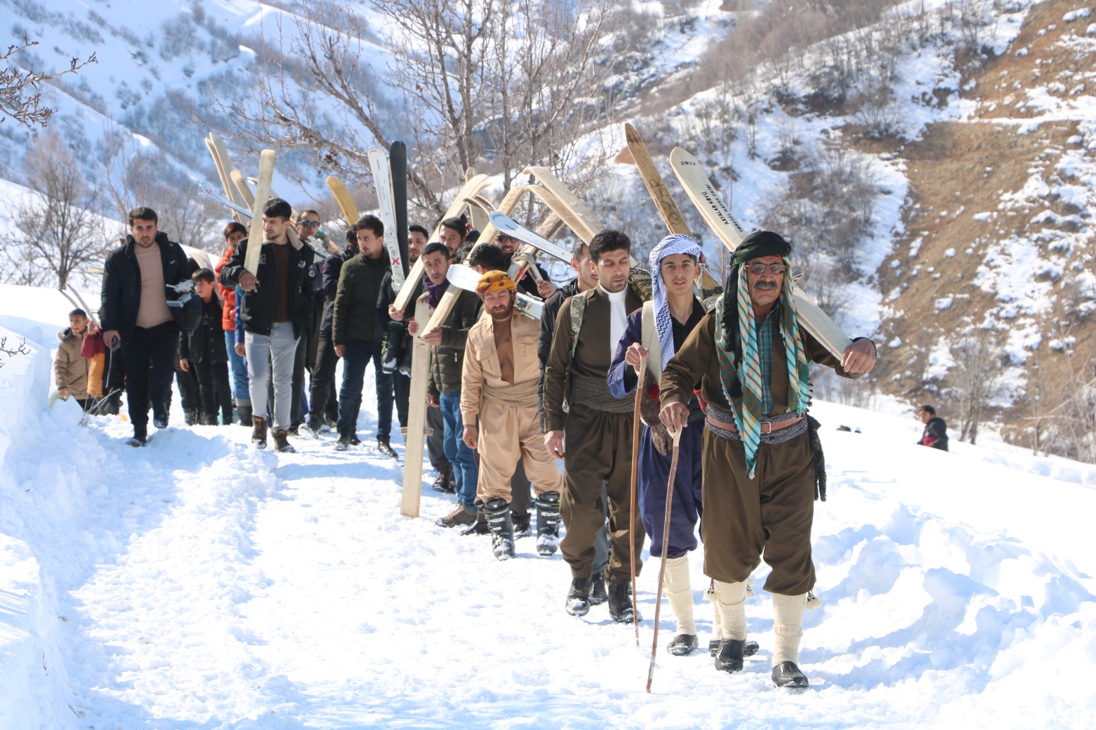 Şemdinli’de Tahta Kayak Geleneği Devam Ediyor