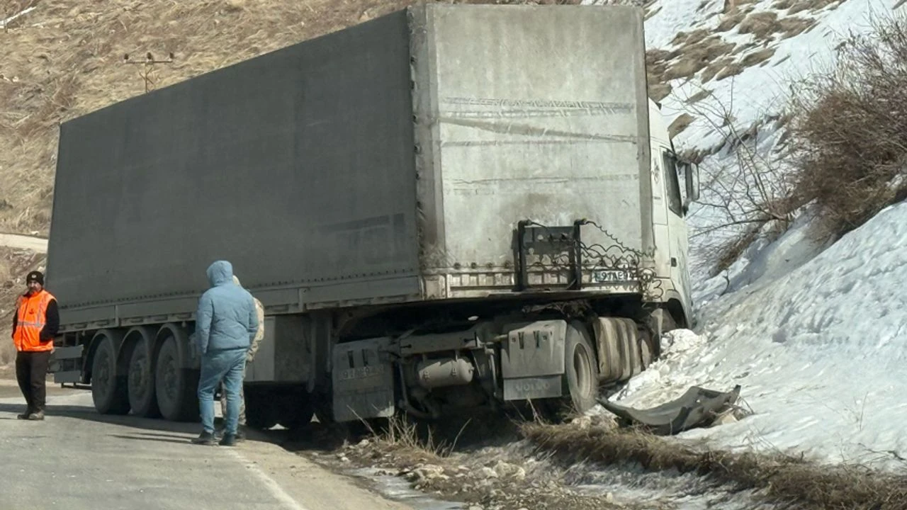 Hakkari-Yüksekova Karayolunda Kaza!