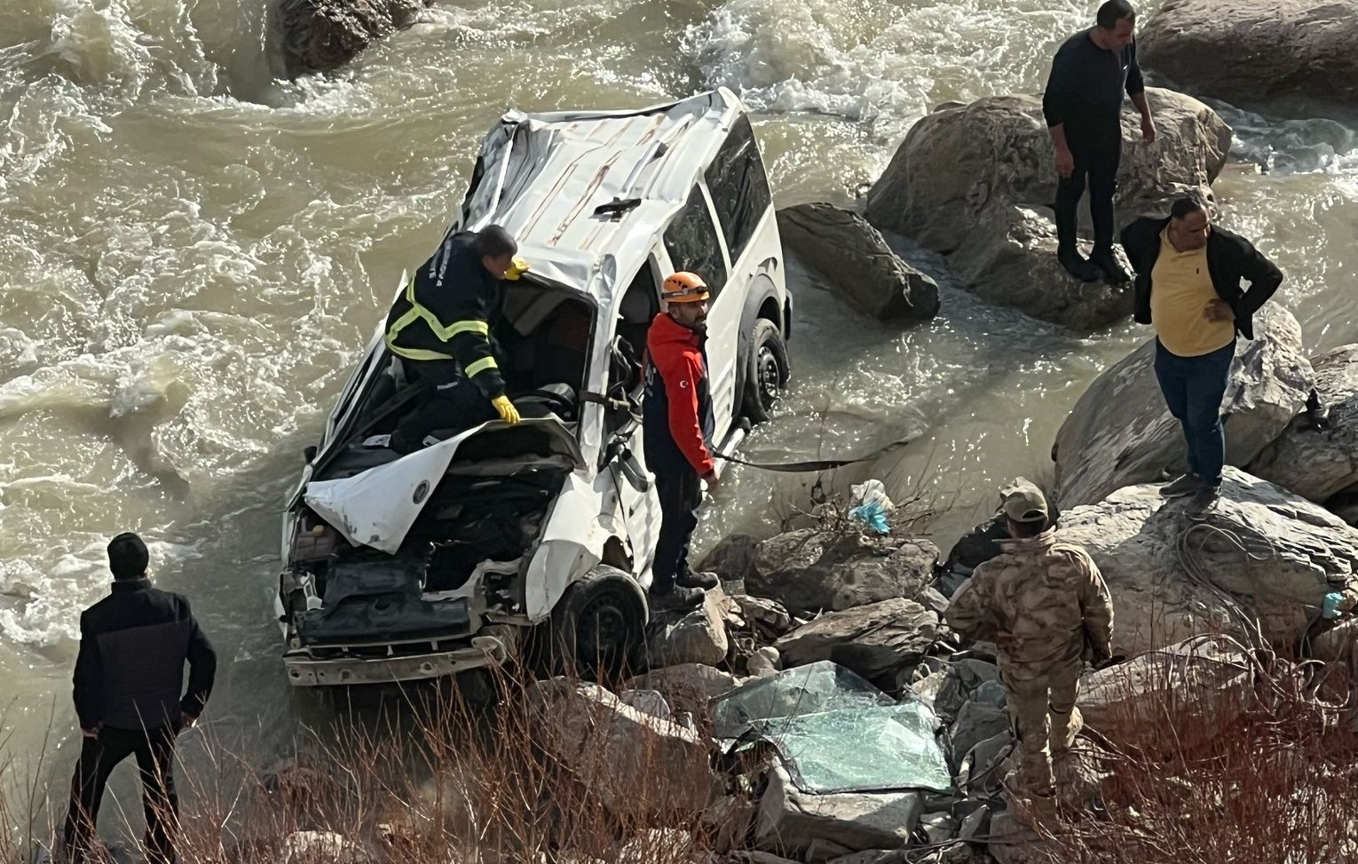 Hakkari’de Araç Zap Suyu’na Uçtu: 1 ölü 1 Yaralı