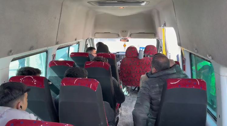 Hakkari'de Yolcu gibi bindi, Minibüsü denetledi