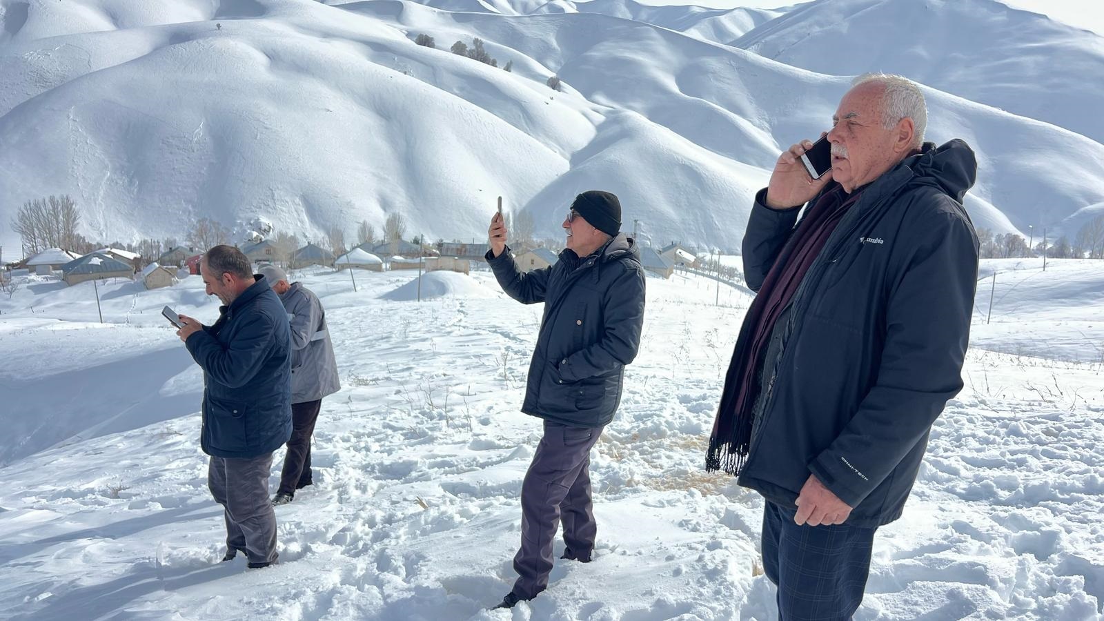 Hakkari'de Telefonla konuşmak için karlı yolları aşıyorlar