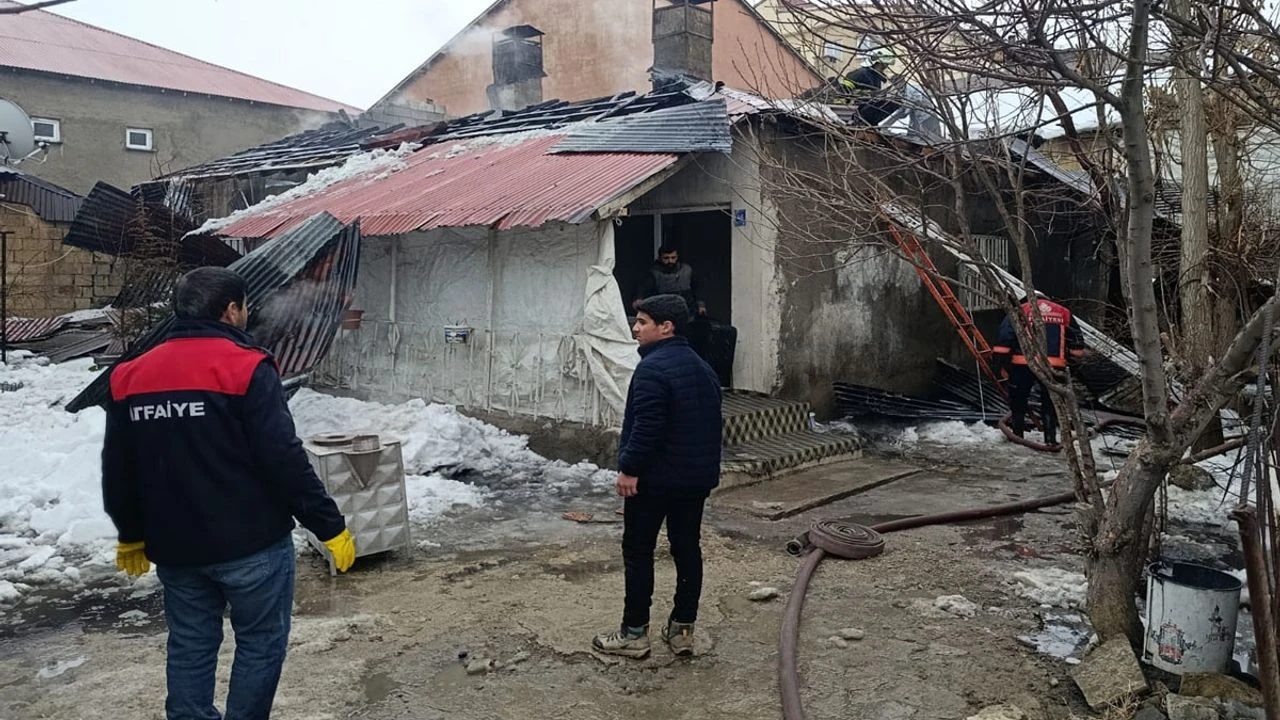 Hakkari'de Korkutan Ev Yangını!
