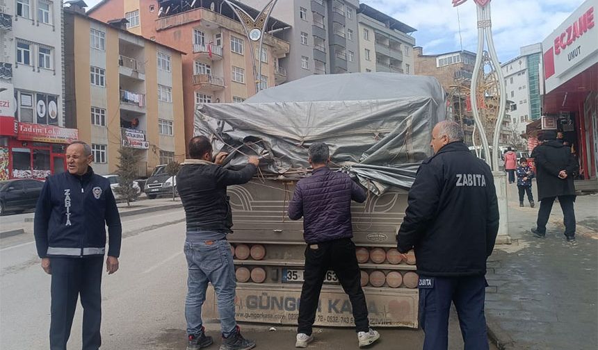Zabıta çerez yüklü Tır’ı Hakkari’ye almadı