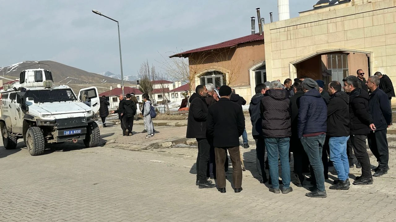 Yüksekova'da TOKİ Yönetimi ile vatandaşlar arasında gerginlik