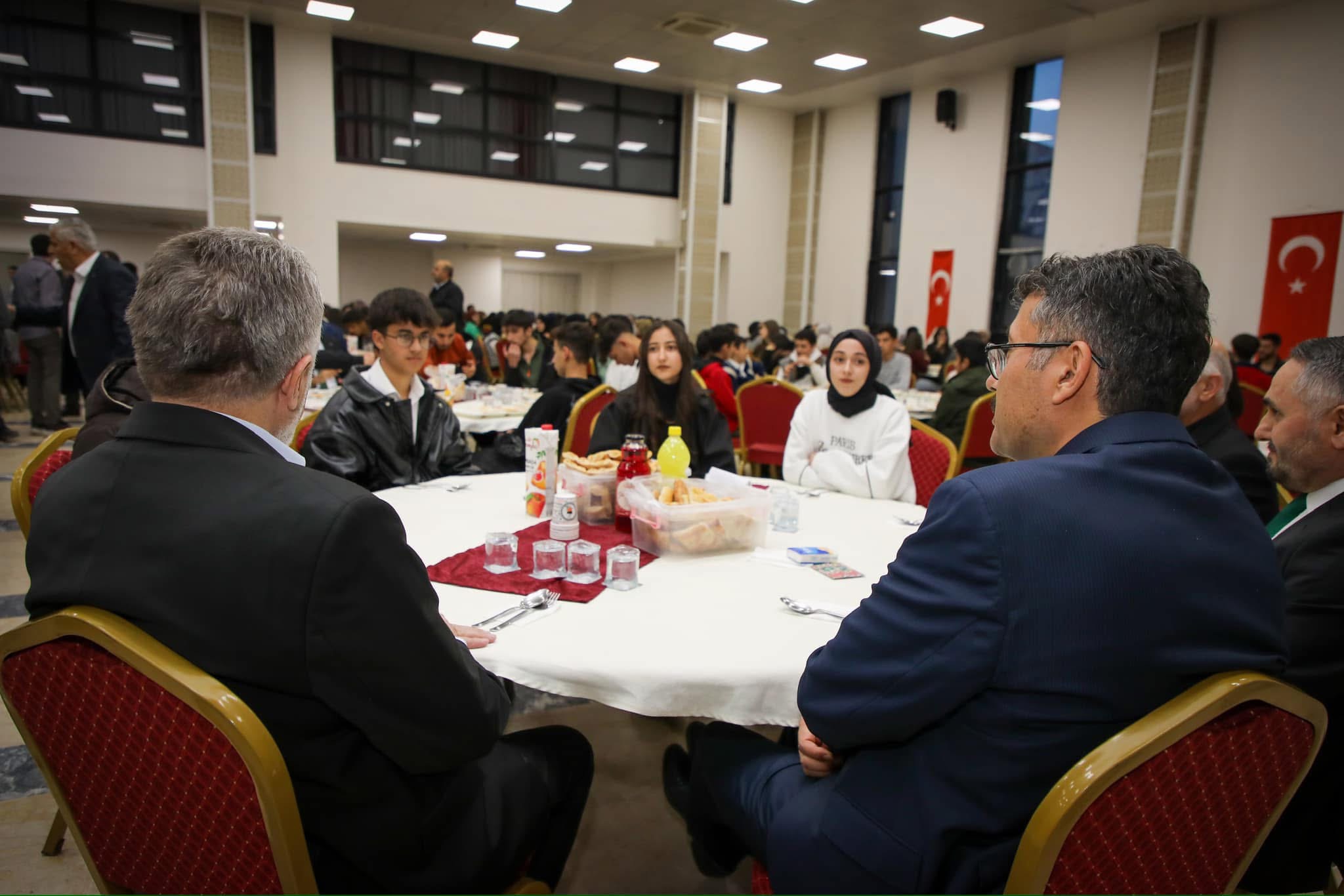 Vali Ali Çelik iftarda gençlerle buluştu