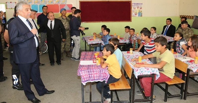 Vali Toprak Öğrencilere Karne Dağıttı