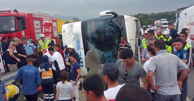 Askerleri taşıyan otobüs devrildi: 46'sı asker 47 kişi yaralandı