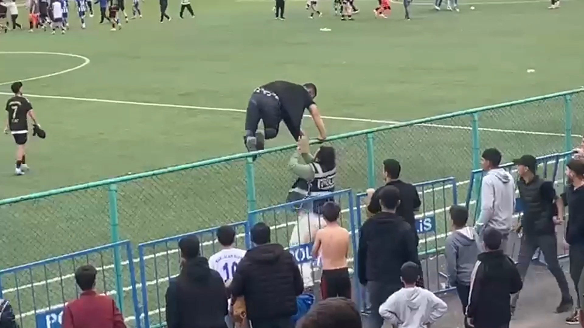Hakkari Zap Spor Futbolcularına Bıçaklı Saldırı Böyle görüntülendi!