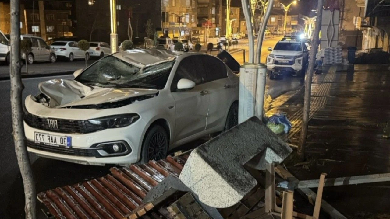 Hakkari’de Şiddetli Fırtına Nedeniyle Okullar Tatil Edildi