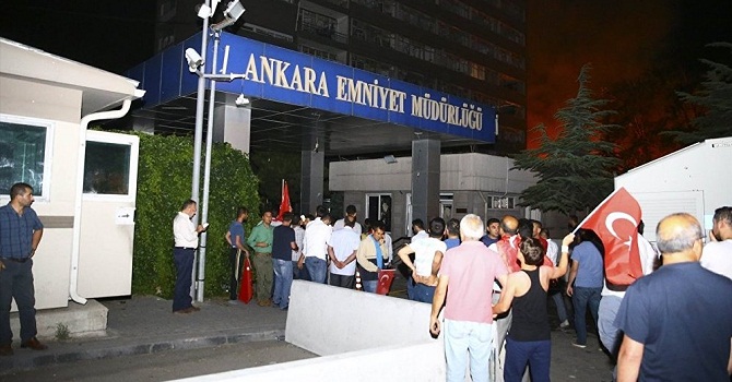 Ankara Valiliği'nden silah açıklaması: Sivillere değil, personele silah dağıtıldı