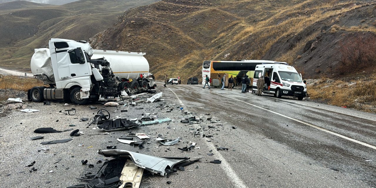 Hakkari-Van Karayolunda Feci Kaza: 1 ölü 3'ü ağır 9 Yaralı