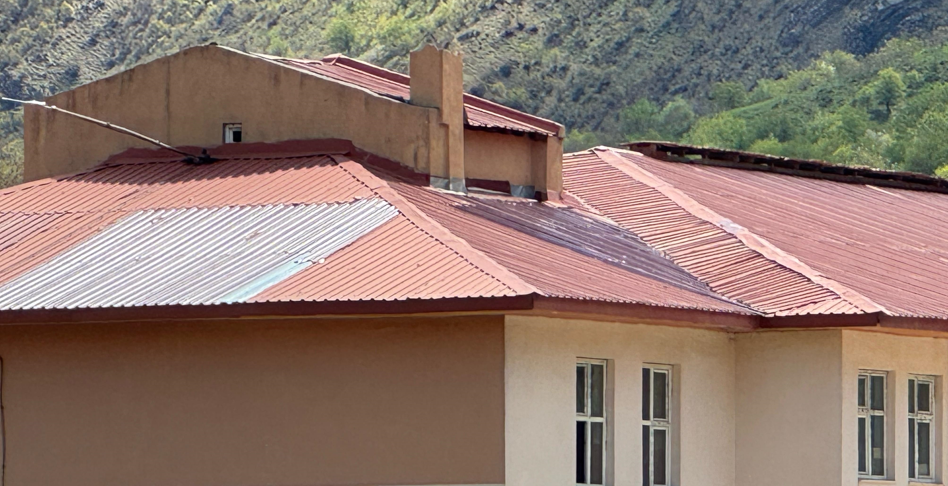 Hakkari’de Fırtınadan Zarar Gören Okul Onarıldı: Veliler Rahat Nefes Aldı