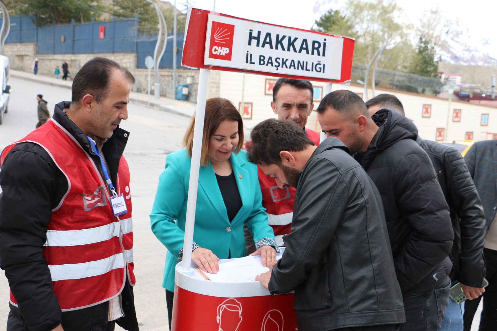 Hakkari’de İmamoğlu’na Destek İçin İmza Standı Açıldı