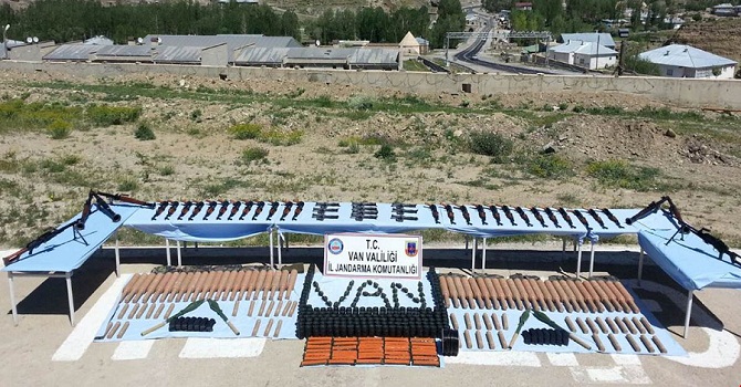 Hakkari-Van karayolunda bir kamyonette mühimmat ele geçirildi