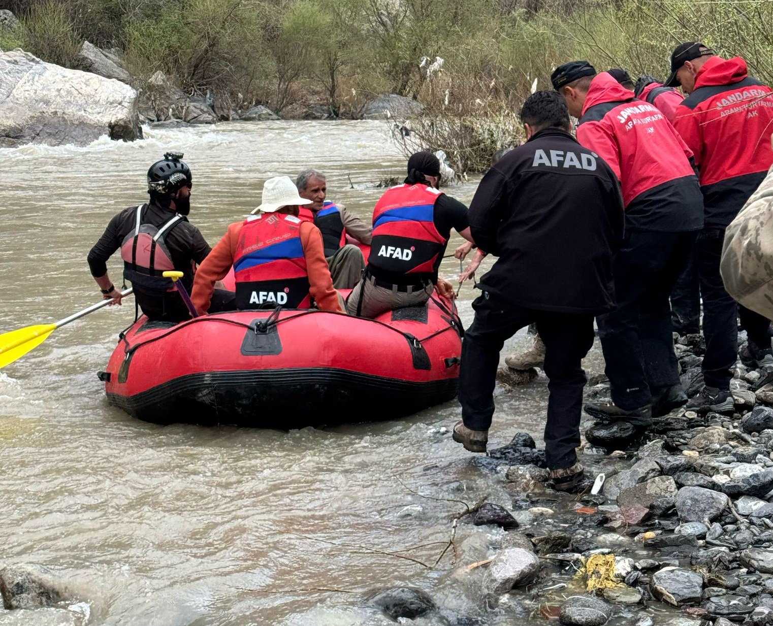 Hakkari’de Mahsur Kalan 4 Kişi Kurtarıldı
