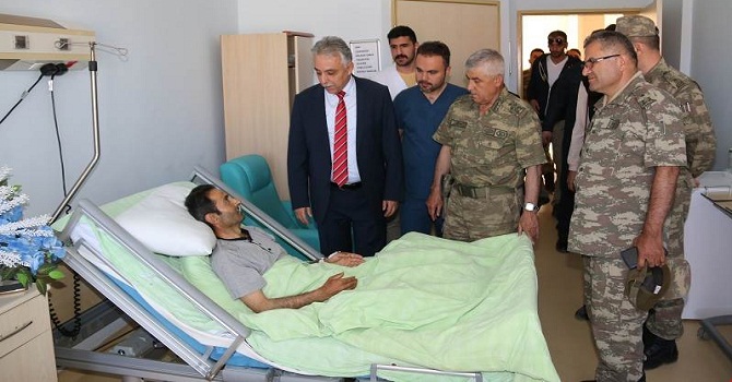 Vali Toprak, yaralı köy korucusunu ziyaret etti