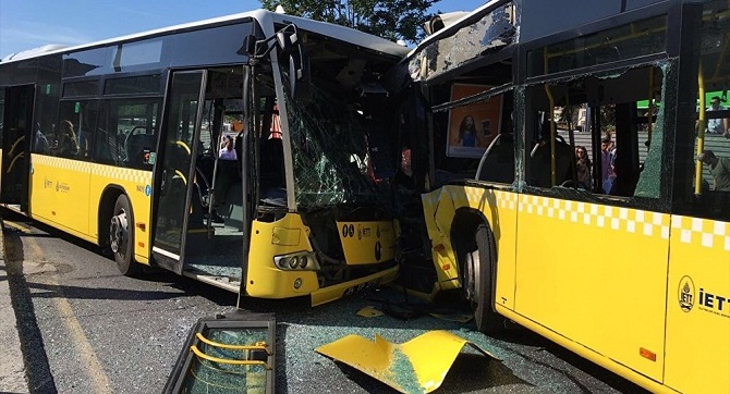 İstanbul'da iki metrobüs kafa kafaya çarpıştı