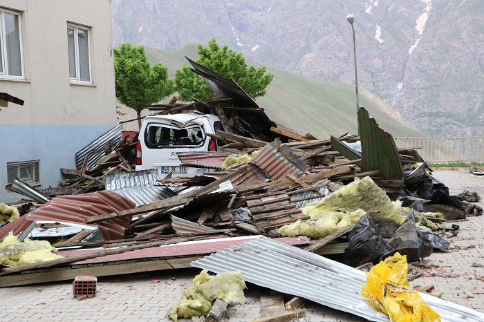 Hakkari İçin Fırtına Uyarısı: Çatı Uçması ve Ağaç Devrilmesine Dikkat!