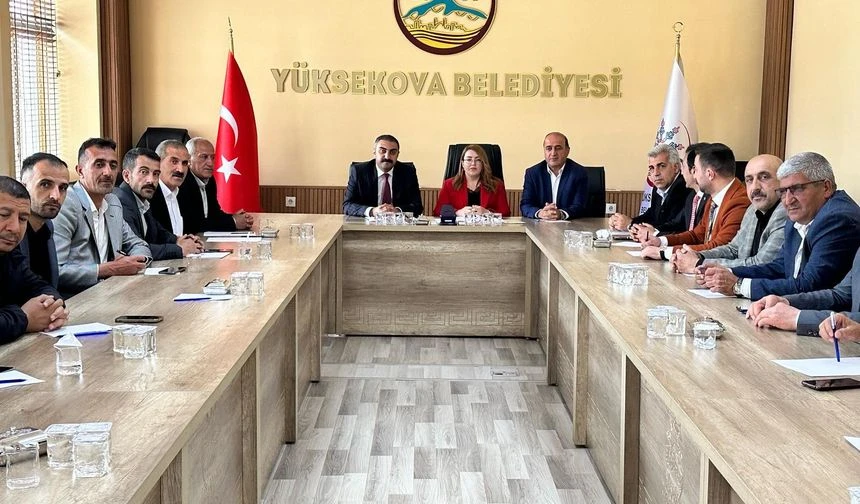Yüksekova Belediyesi Eş Başkanları Muhtarlarla Bir Araya Geldi