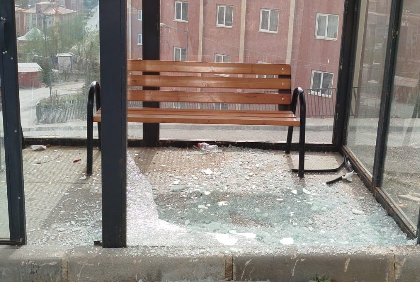 Hakkari’de Park ve Duraklara Yine Zarar Verildi