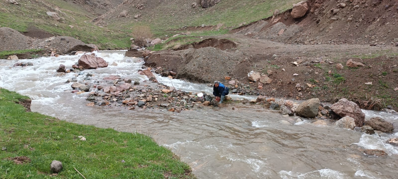 Hakkari’de Bulanık Suya Müdahale: Şeyh Musa Deresi Taştı, Ekipler Harekete Geçti