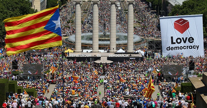 Katalanlar bağımsızlık için sokakta: İspanya istemese de referandumu yapacağız
