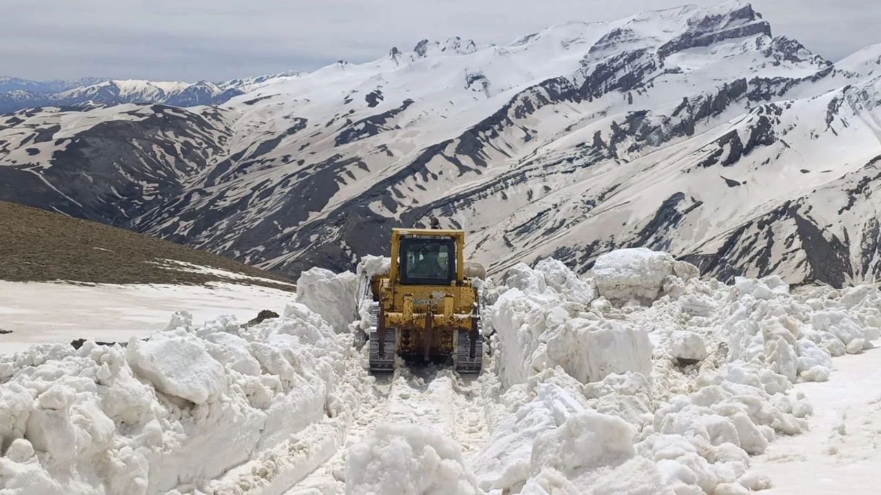 Hakkari'de karla mücadele sürüyor