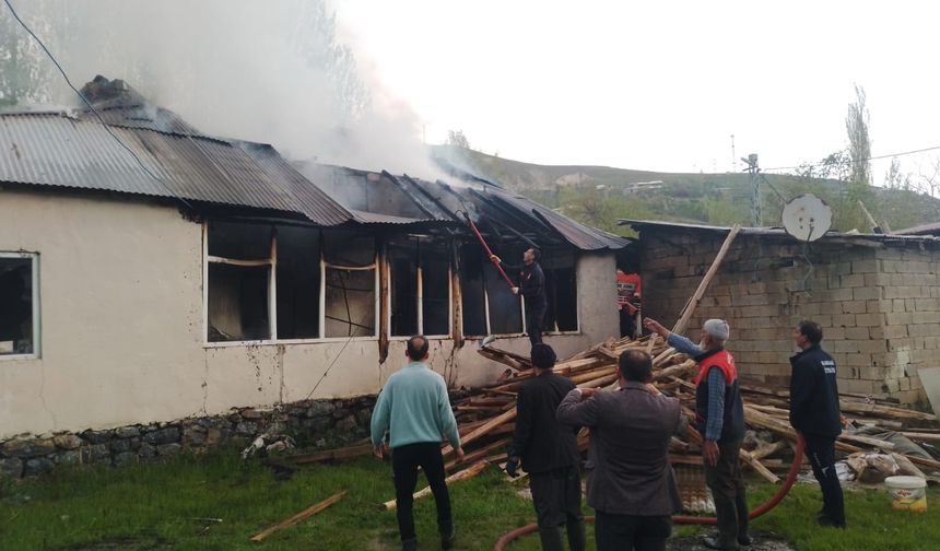 Hakkari’de Korkutan Yangın: 10 Kişilik Aile Son Anda Kurtuldu