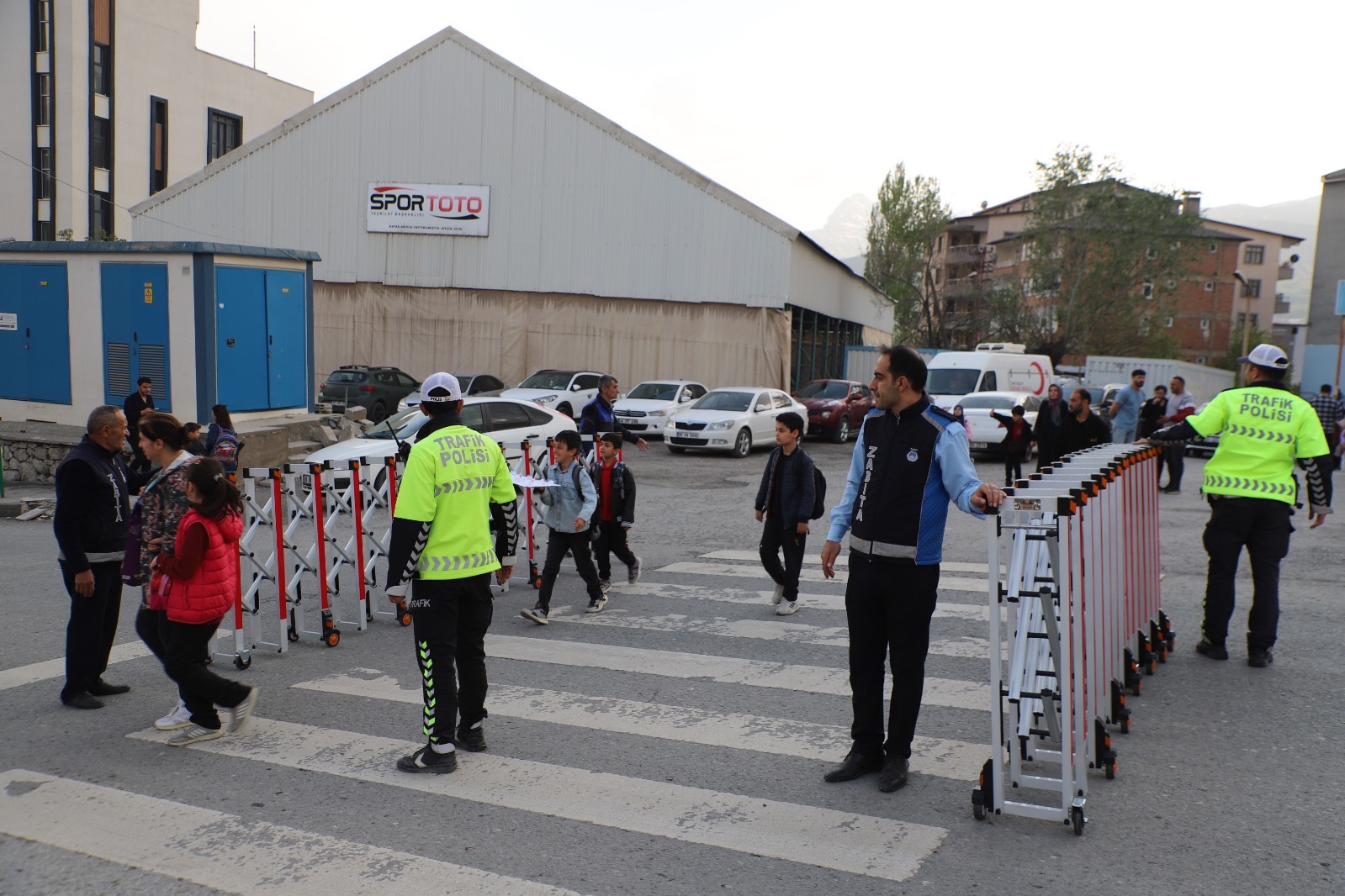 Hakkari’de Geri çekilebilir yaya trafik bariyeri!