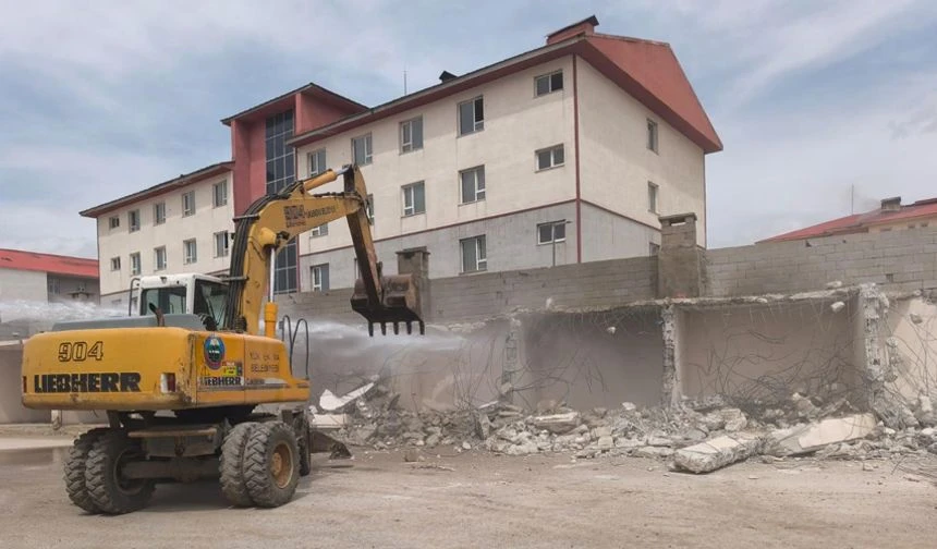 Yüksekova’da Metruk Yapıların Yıkımı Sürüyor