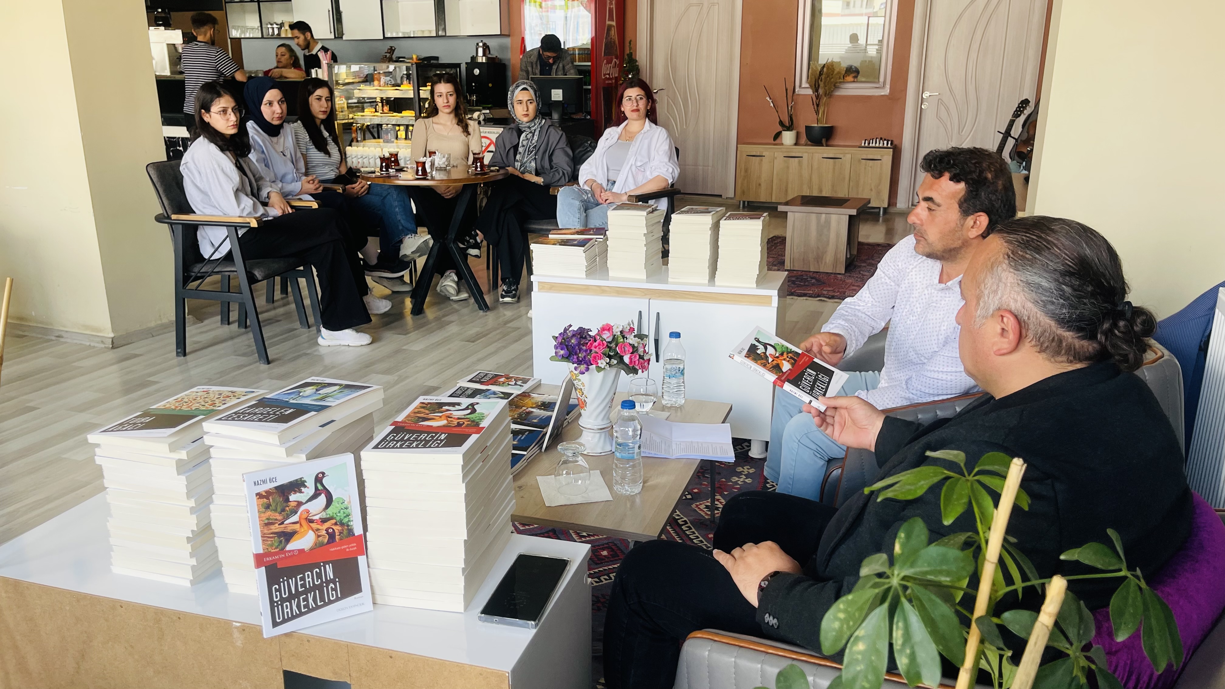 Hakkari'de Edebiyat Rüzgarı: Verda Kültür Sanat Merkezi'nde İmza Günü