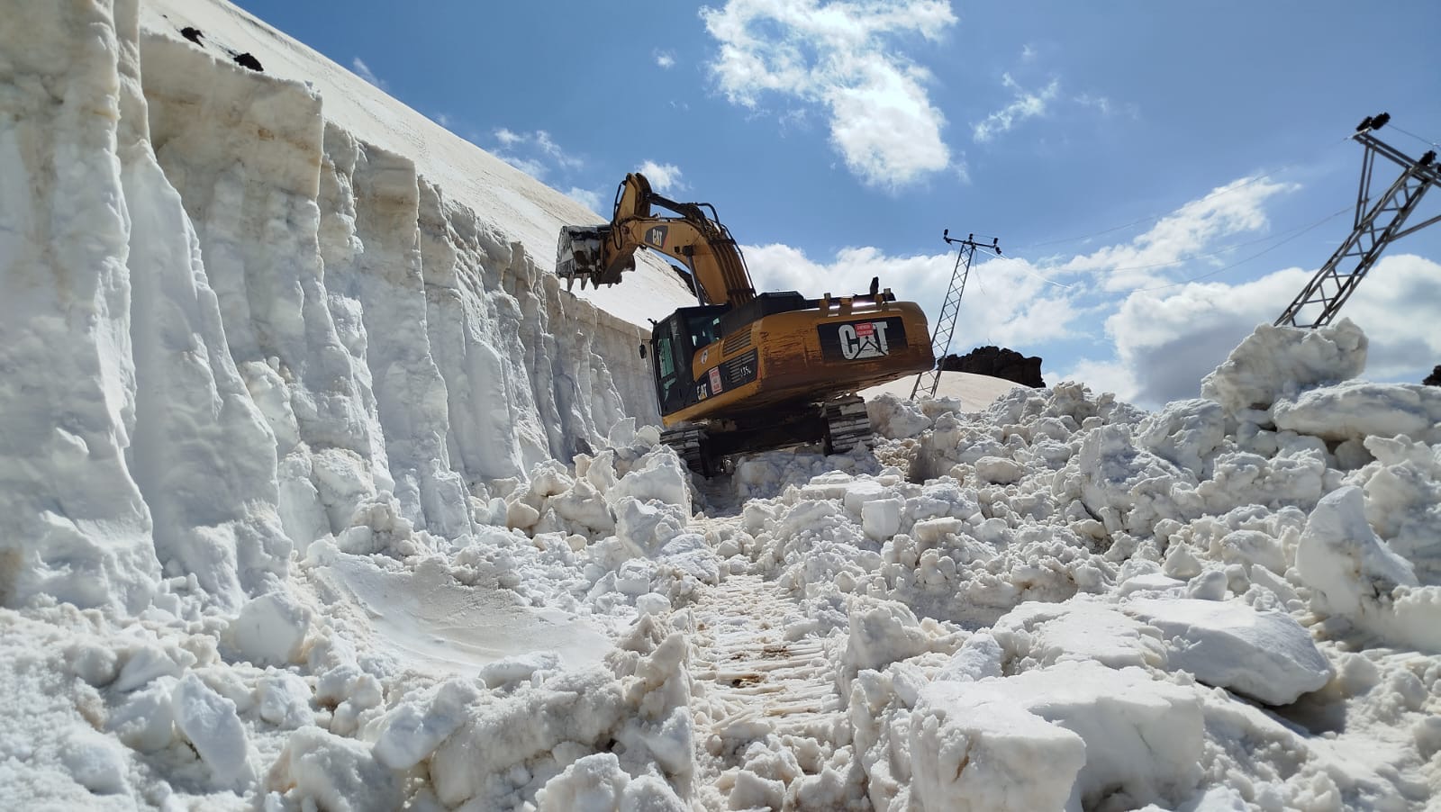 Hakkari’de kar çalışması sürüyor