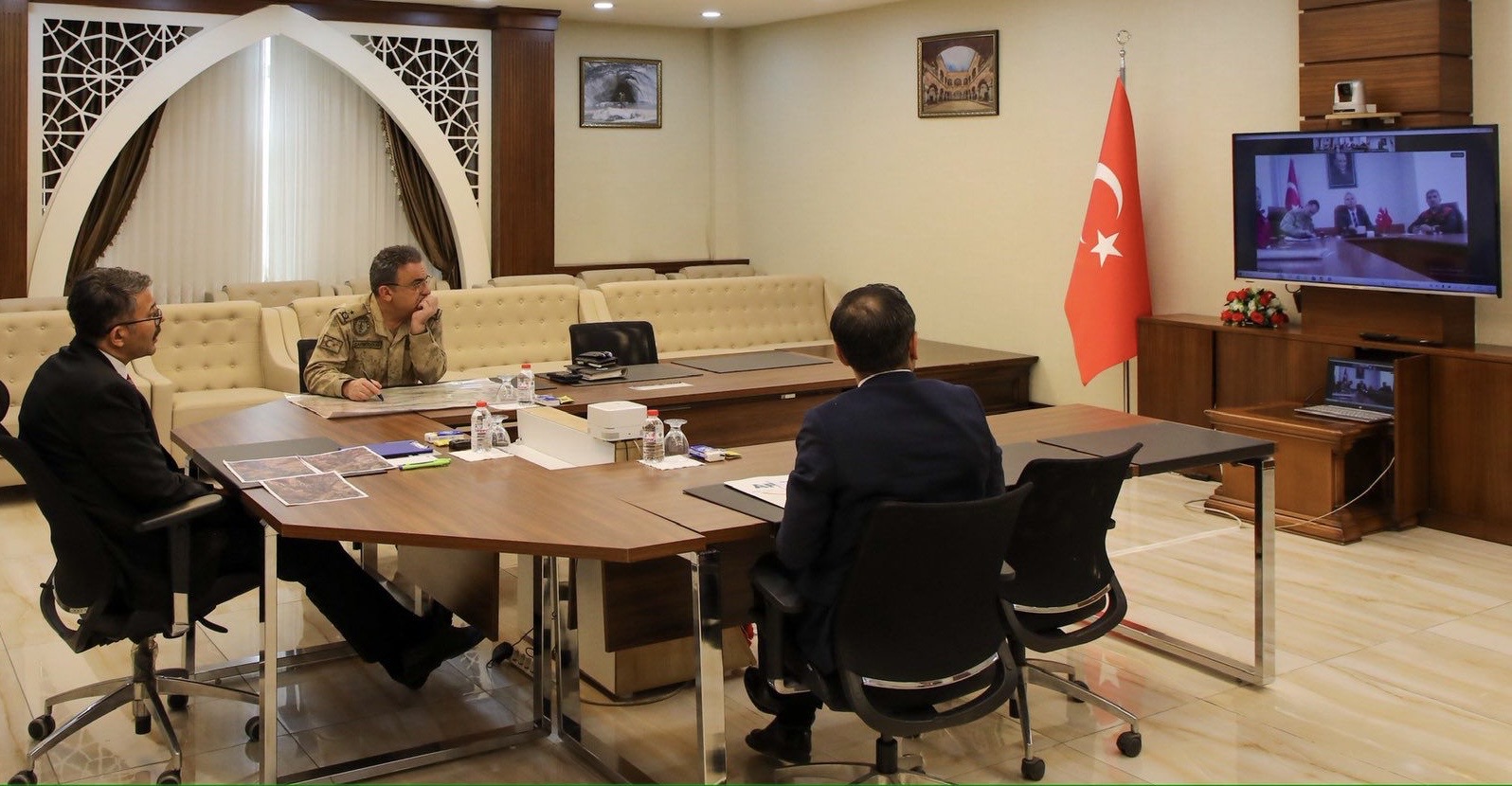 Hakkari'de Vali Çelik Başkanlığında Arama Toplantısı Yapıldı