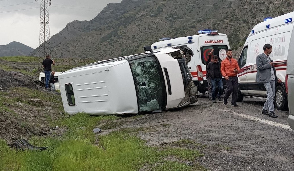 Hakkari’de Öğrenci minibüsü devrildi: Yaralılar var